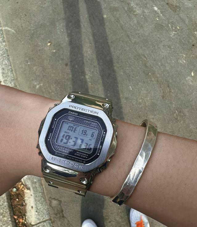 G-Shock Gmw-B5000D-1Er 大名鼎鼎的银方，估计算得上是这些年卡子在方块功能和配置推出的的一款革命性型号了，方块的功能也在蓝牙、电波，光能以及