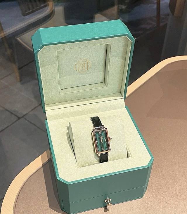 手表还真的是算是我们日常里算是不可缺的物品 有一块手表戴在手上特别有事情处理的时候低头看一下就能知道时间 这款罗拉玫瑰的小绿表还真挺不错的 我觉得戴上后很有气质