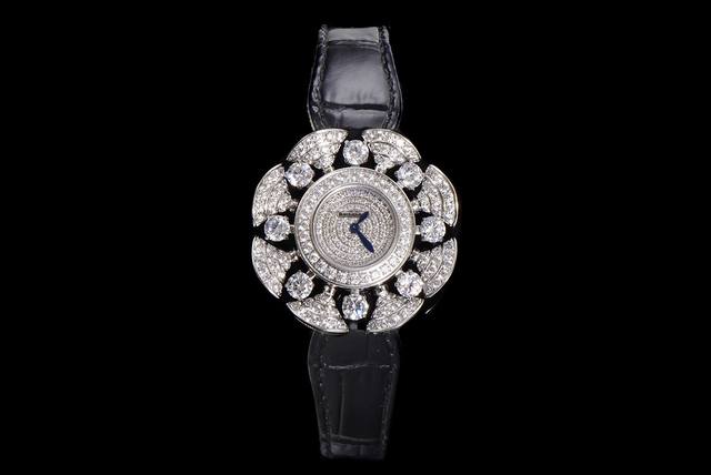 Divas’Dream宝格丽珠宝系列！ 表盘33Mm搭配瑞士Eta朗达机芯，1：1高难度还原原版设计，将璀璨夺目的宝石与绚丽的色彩巧妙结合，彰显了宝格丽作为“彩