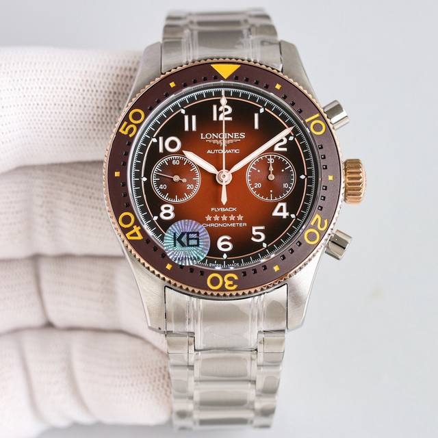 新款首发］：浪琴表先行者推出全“新字面”飞返计时腕表！ 1直径42毫米，双向旋转 搭配绿色、咖啡色，黑色和蓝色陶瓷哑光礳吵圈口，阿拉伯数字夜光隔着黑色小孔，同步