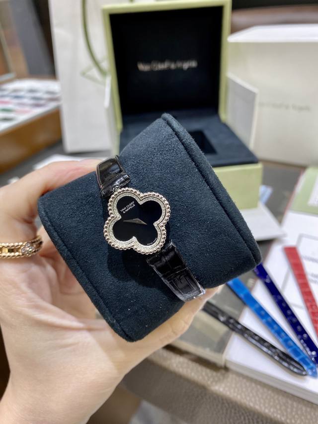 支持香港、美国直邮 Vca梵克雅宝 四叶草鳄鱼皮腕表 材质925纯银打造天然宝石 可盐可甜链带表让幸运四叶草带给你每一分每一秒的幸运相随 电镀18K金工艺“Sw