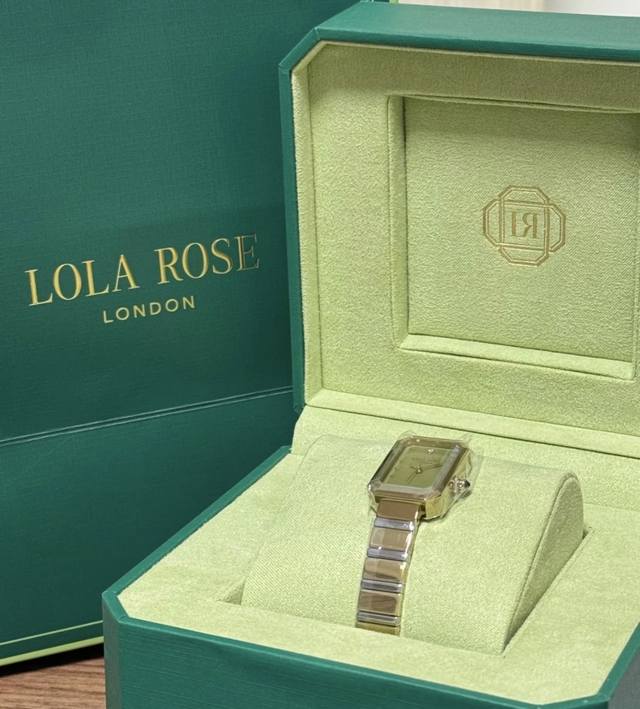 方糖小绿表的官方搭配！ 亲测黄皮天菜 低调温婉的抹茶绿 上身真的超衬肤色！ 更重要的是 这套现在还有限时组合亻尤Hui ！ 迫不及待给姐妹们看啦～ 怎么搭都好看