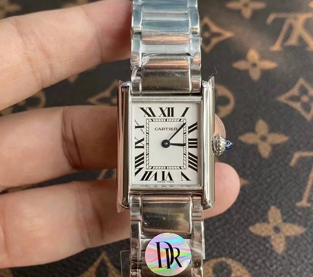 卡地亚全新推出的Tankmust腕表。It Must Be A Tank在所有经典的卡地亚坦克腕表里面，如果要拥有一只作为日常每天戴的腕表，我肯定选Tank S