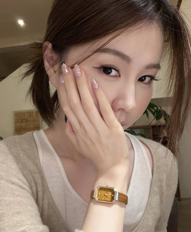 巨显白的漂亮手表秋冬氛围满满 闪闪的焦糖暖棕让拯救秋冬单调穿搭 亮晶晶的金棕让穿搭变得精致时髦~