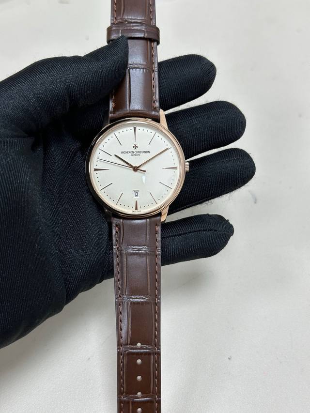 江诗丹顿Vc传承系列85180 三针透底 8 两针密底 腕表，完美圆形的表壳，搭配微孤式表耳设计，使之更加贴合佩戴者的手腕。简约大气的表盘设计，低调不失奢华。