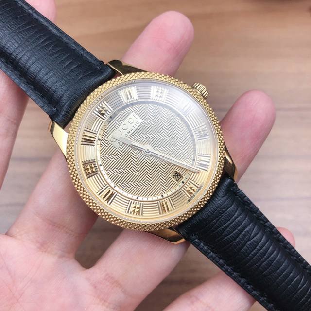 古驰新款，自动机械男表，表径40Mm，蓝宝石水晶玻璃，镀金色Pvd不锈钢表壳，搭配黑色皮带，透视底盖，防水50米，现货