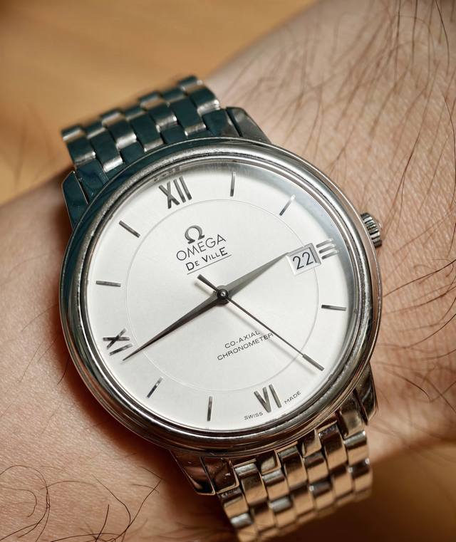 Omega碟飞，还是优雅 基友一言不合送了我只Omega碟飞可还行，大三针还是简洁经典，白盘的真是优雅，最近真是天天戴正装表的节奏[Doge][Doge][Do