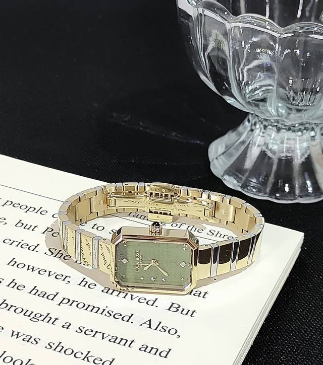 炎炎夏日，穿搭真的很需要凉意 而绿色就是我的降温神器 春天入手的Lola Rose方糖小绿表 又拿出来戴了！ 绿玛瑙宝石表盘和金色碰撞， 好像晨曦洒在叶片上 各