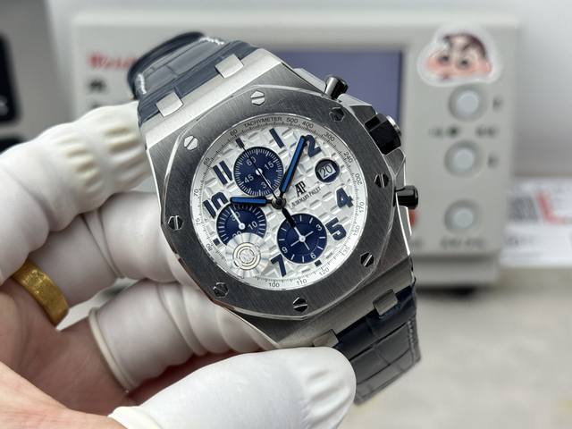 胶带 皮带 钢带 Omf Ap皇家橡树26238，12位小秒，尺寸是热门的42表径，彰显大气又不失精致，表盘采用Mega Tapisserie” 超大型格纹装饰