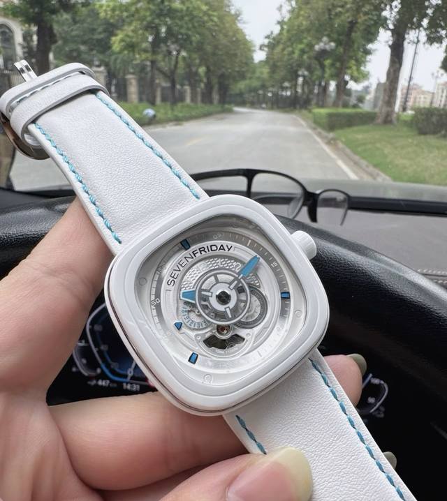 颠覆传统，工业美学 47.6×47Mm超大表盘 白色表带超有质感。 蓝色指针和表带上面的蓝色走线真是点睛之笔 男士和女士都可以搭配 真的是太好看了 #男司机车载