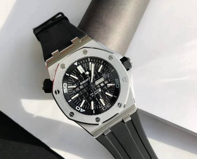 生日拆礼物直接懵 居然是爱彼皇家橡树离岸型！ 前一天还跟兄弟嘴硬“女生选表就图好看”，结果饭桌上掏出来，拉丝表圈一反光，旁边的哥们筷子都停了！ 回家偷偷看三遍