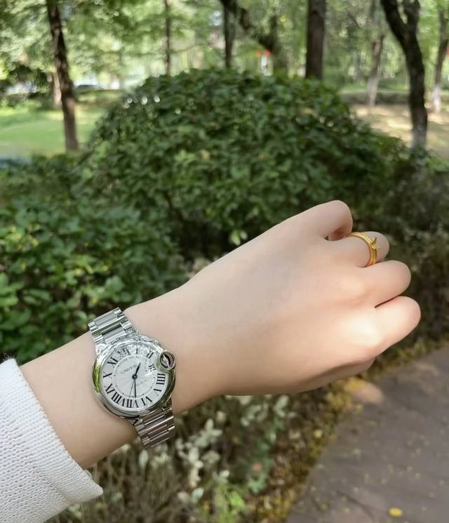 卡地亚坦克系列Tank Louis和 Chanel的Boy系列里纠结，Tank Louis上手很美，但是玫瑰金太容易伤痕累累，Chanel的 Boy系列有细细编