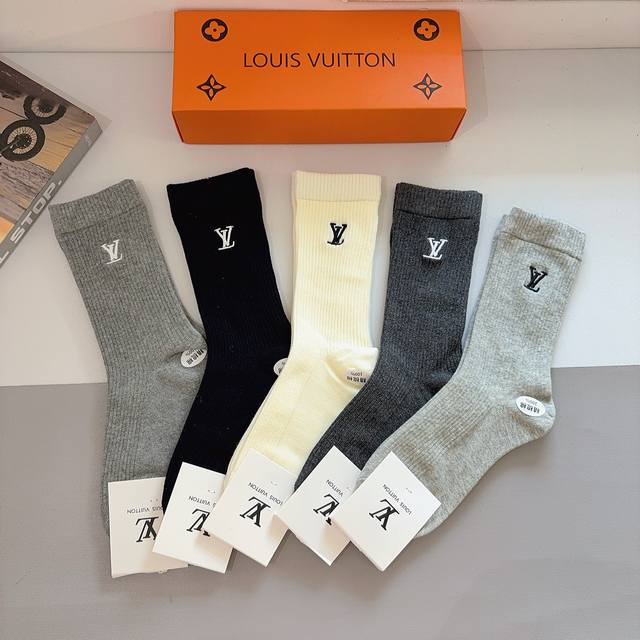 Packaged with 5 pairs (DDD) Louis Vuitton new embroidered knee-high socks, comb