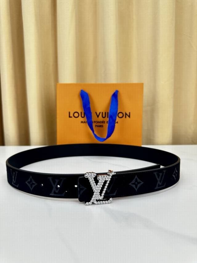 3.4cm monogram leather belt, featuring the classic LV monogram and diamond patt