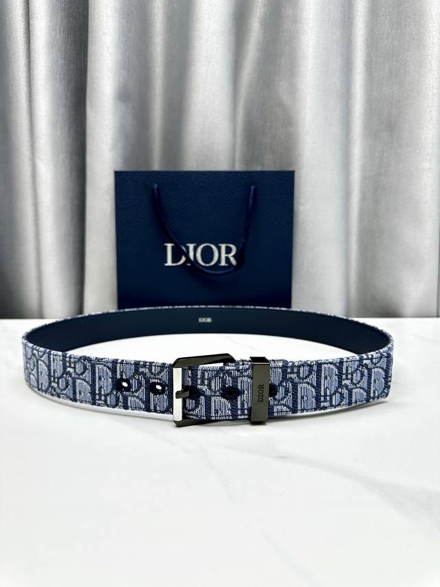 Width 3.5cm This classic Dior blue and white belt features a blue and white fab