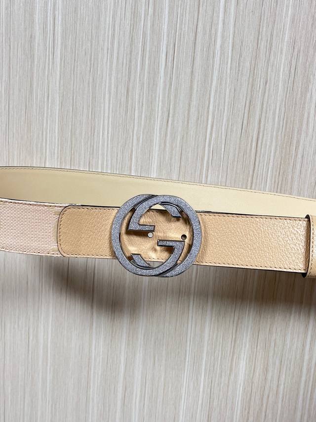 4.0 This belt, with its elegant and understated color palette, cleverly blends R