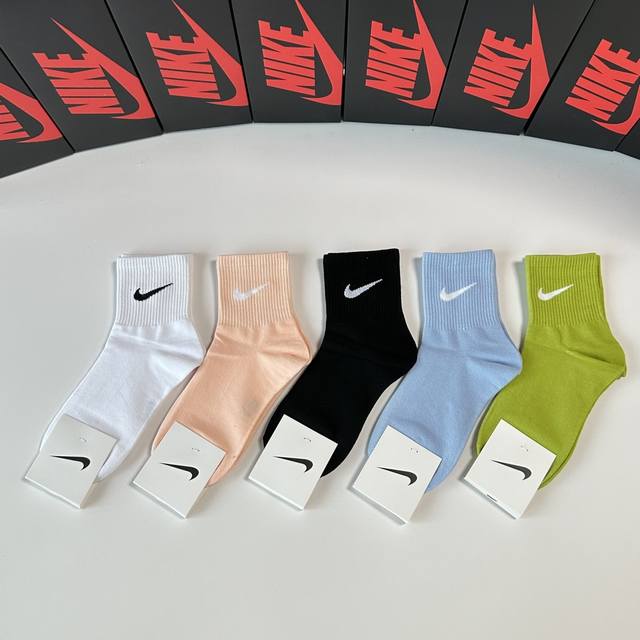 Special packaging for Nike's new mid-length slouch socks! Five pairs per box, sa