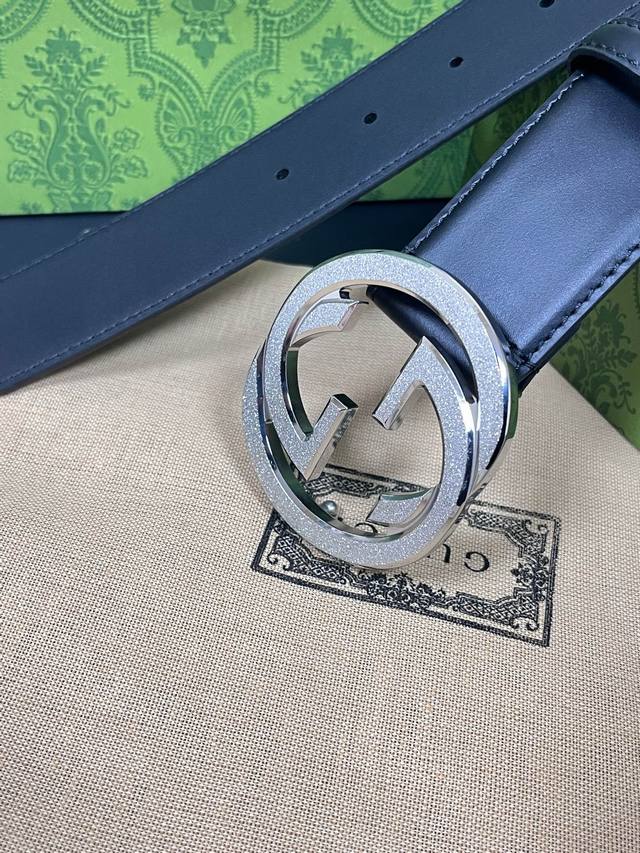 4.0 Double-sided black calfskin, plain weave, with a classic premium buckle. (DD