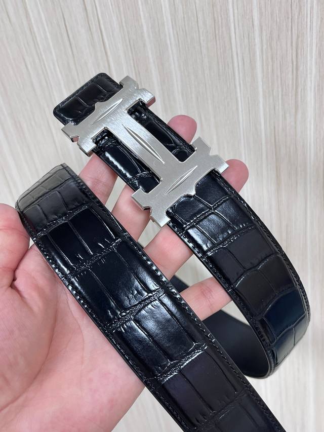 4.0 Double-sided imported top-grain cowhide, embossed with crocodile pattern and