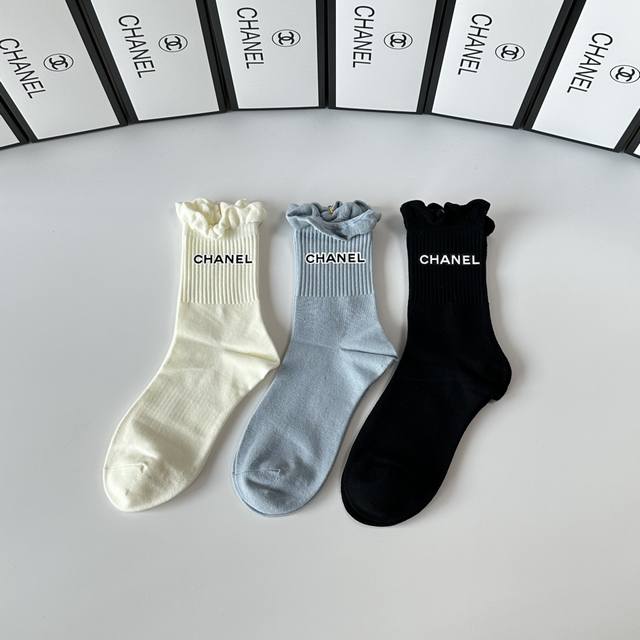 Special boutique packaging Chanel new style embroidered mid-length slouch socks!