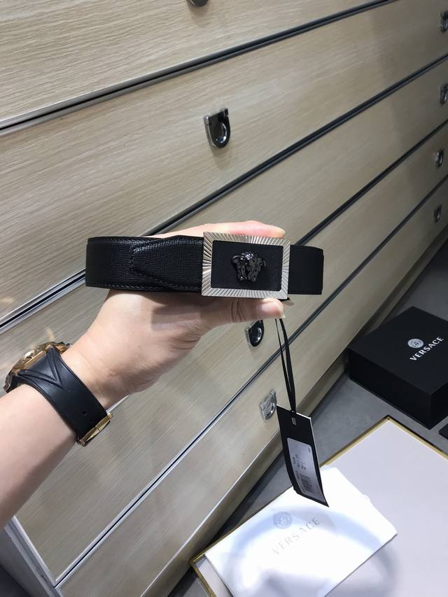 Includes boutique packaging and punch pins (same as boutique items), real photo