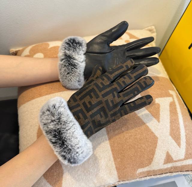 Fendi 2025 Fall/Winter Lambskin Rabbit Fur Gloves for Touchscreen Phones. Worth