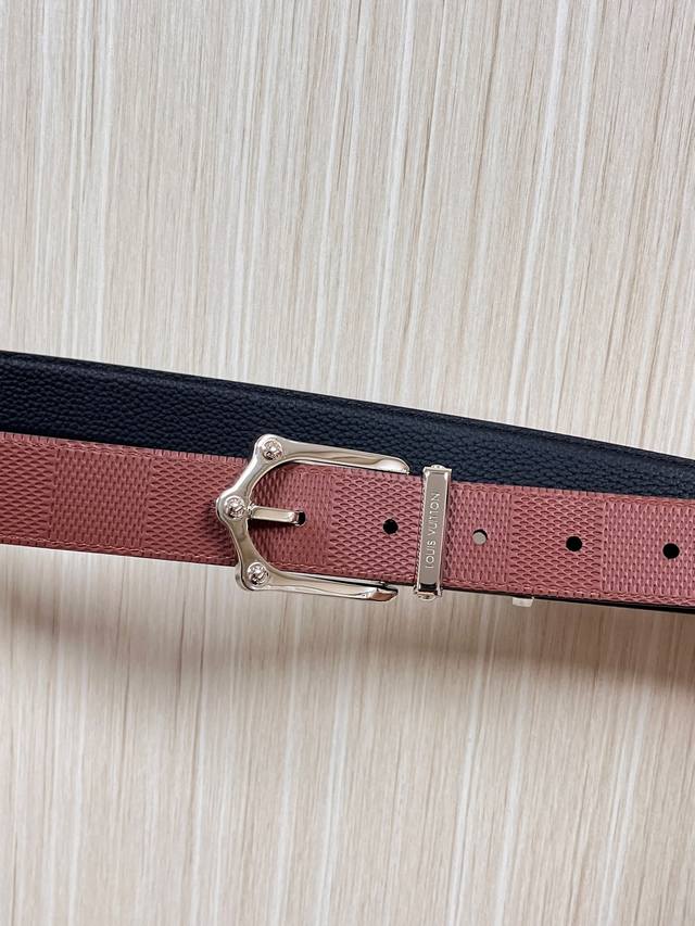 This season's new Frog reversible belt combines modern elements with elegant de