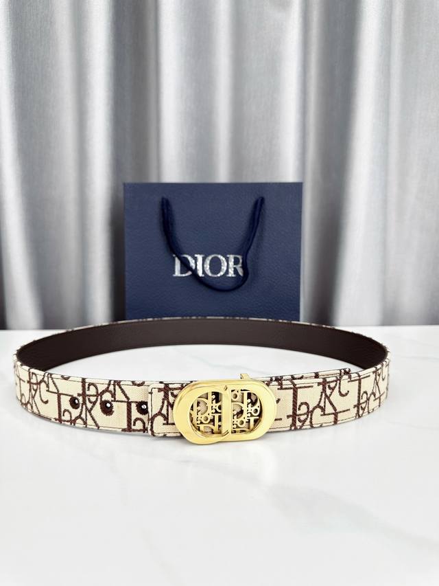 Width 3.5cm. This belt buckle interprets the brand's classic pattern with an Ob