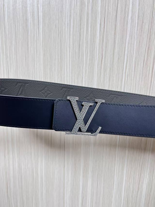 New arrival this season! 4.0 One side is calfskin with a pebbled embossed patte