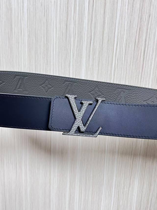 New arrival this season! 4.0 One side is grey calfskin with a pebbled embossed