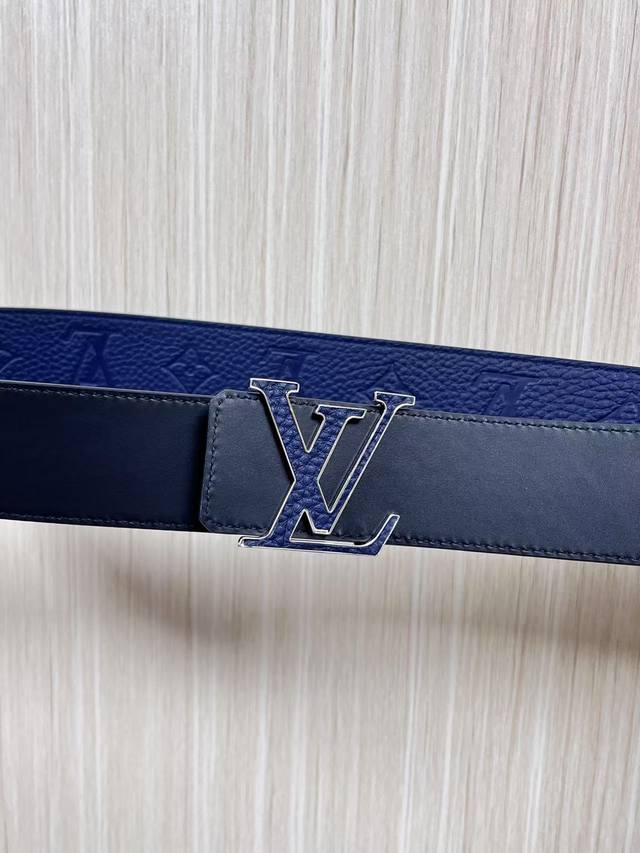 New arrival this season! 4.0 One side is calfskin with a blue lychee embossed p