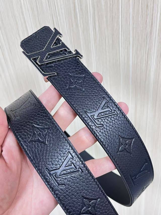 New seasonal arrival, 4.0 calfskin with embossed pebbled texture on one side an