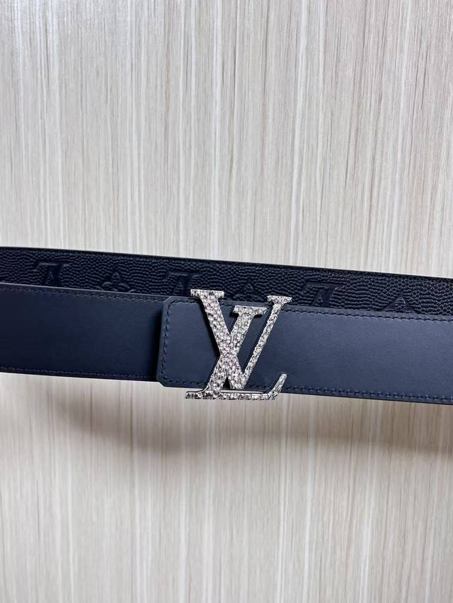 New arrival this season! 4.0 One side is calfskin with a pom-pom embossed patte