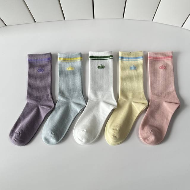 Special Packaging Alo New Mid-Length Slouch Socks! Five pairs per box, same styl