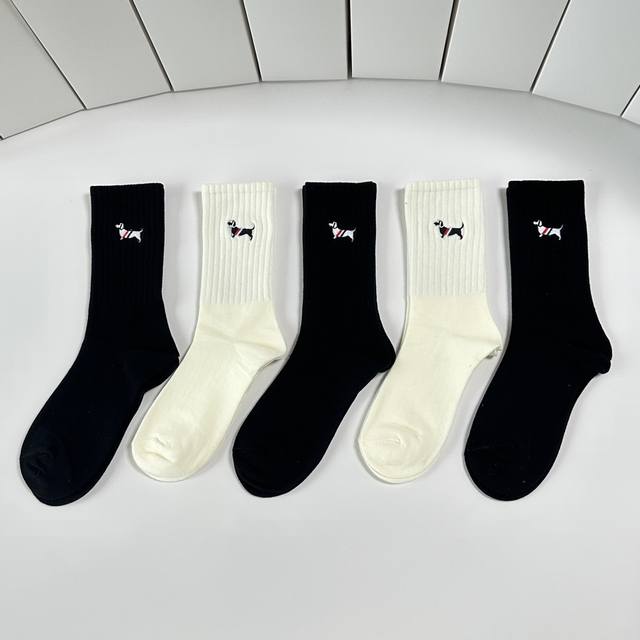 Special packaging, brand new embroidered puppy mid-length slouch socks! Five pai