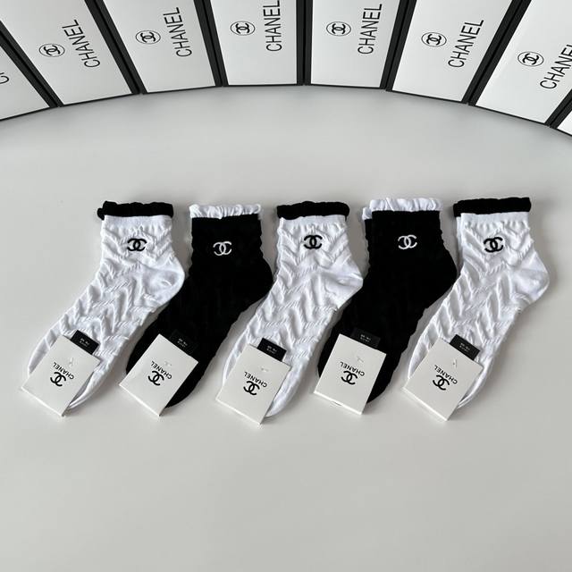 Special boutique packaging Chanel's new embroidered mid-calf slouch socks! Five