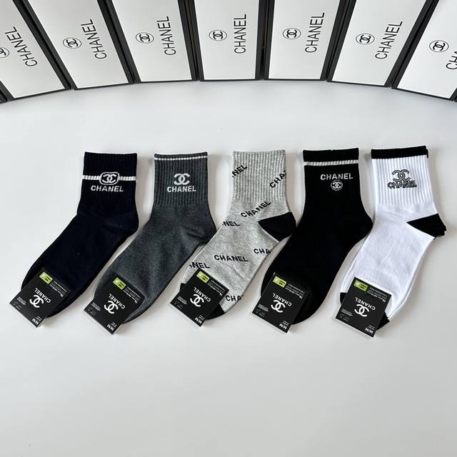 Special boutique packaging Chanel's new mid-length slouch socks! Five pairs per