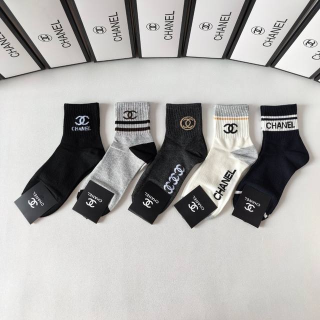 Special boutique packaging Chanel's new mid-length slouch socks! Five pairs per