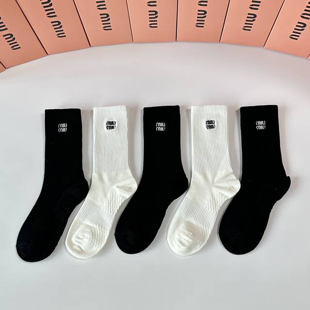 Special Packaging Miu Miu New Embroidered Mid-Length Slouch Socks! One box conta