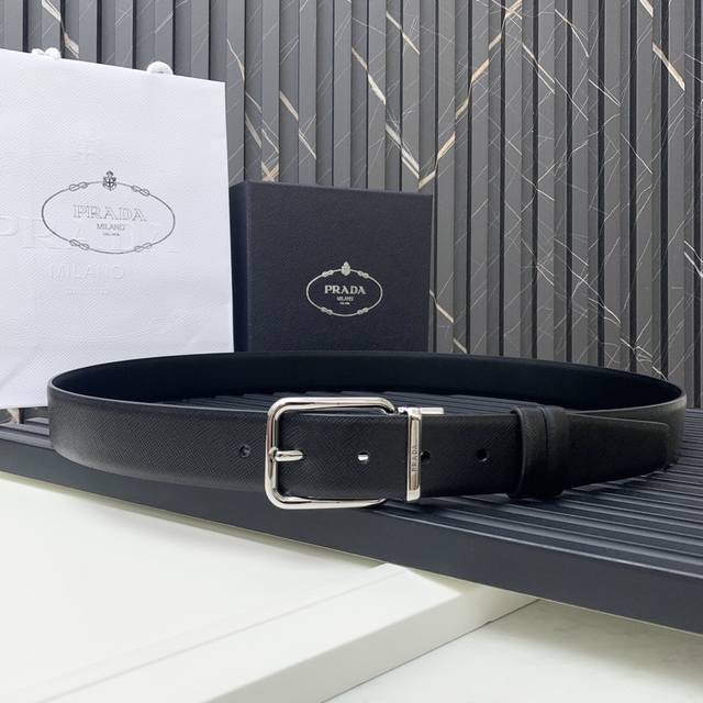 This exquisite reversible belt is crafted from supple leather and Saffiano leat