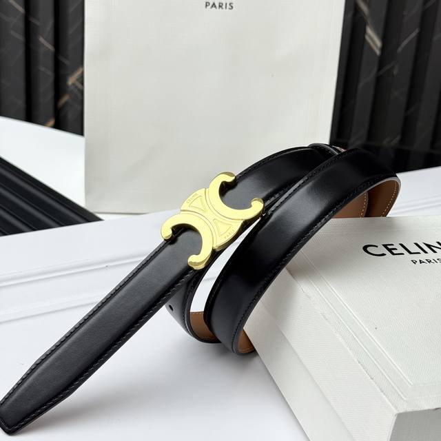 Reversible belt, usable on both sides Includes 2 leather loops for different si