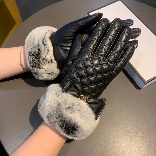 Chanel 2025 Fall/Winter Slippery Rabbit Fur Lambskin Gloves - Worth comparing wi