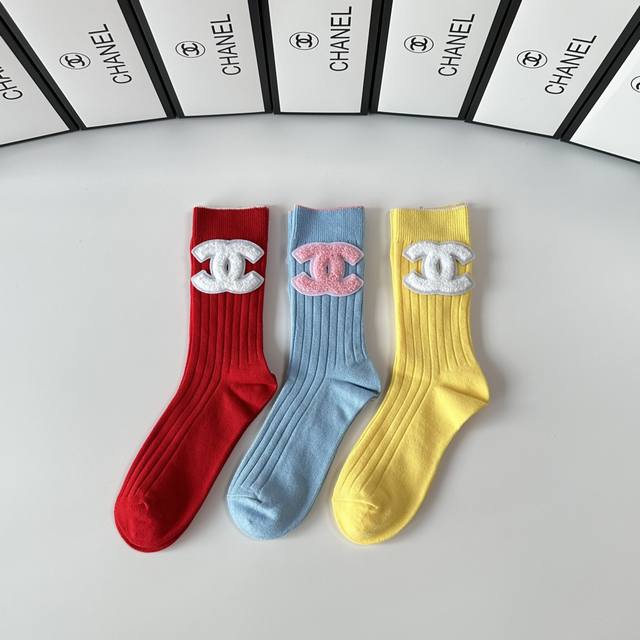 Special Packaging Chanel New Dopamine Classic Mid-Length Socks with Accessories!