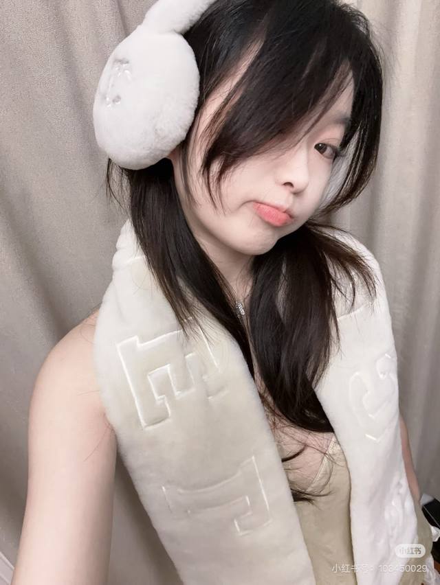 Wool earmuffs are a must-have! A must-have for the average person, a celebrity f