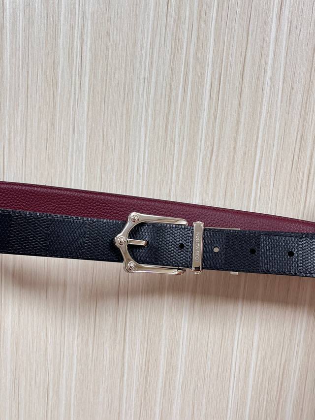 This season's new Frog reversible belt combines modern elements with elegant de
