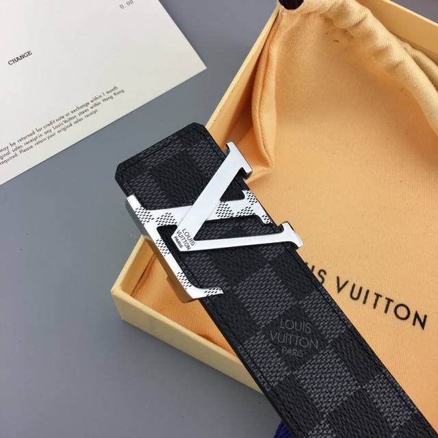 Comes with a full set of boutique gift box packaging. LV imported monogram fabr