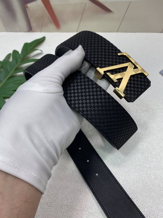 Lv: Comes with a full gift box and original single-layer cowhide leather with th