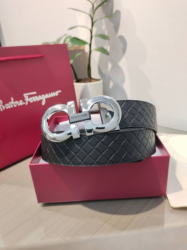 Ferragamo double-sided imported cowhide leather, paired with exquisite brass buc