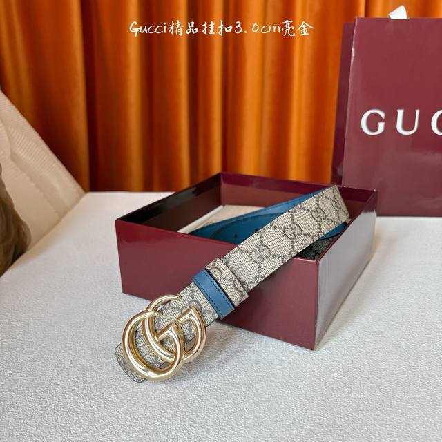 This Gucci 30mm belt features a soft Gg Supreme canvas on one side and blue cowh