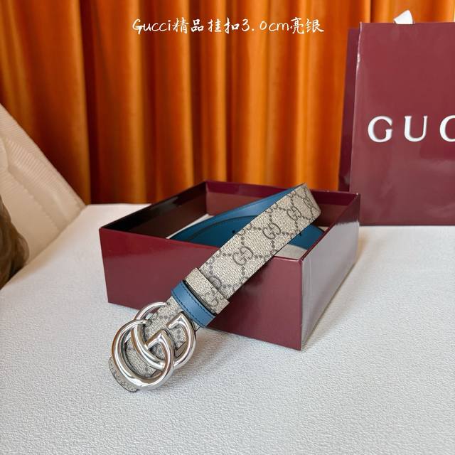 This Gucci 30mm belt features a soft Gg Supreme canvas on one side and blue cow